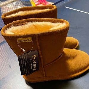 NWT Bearpaw boots size 3